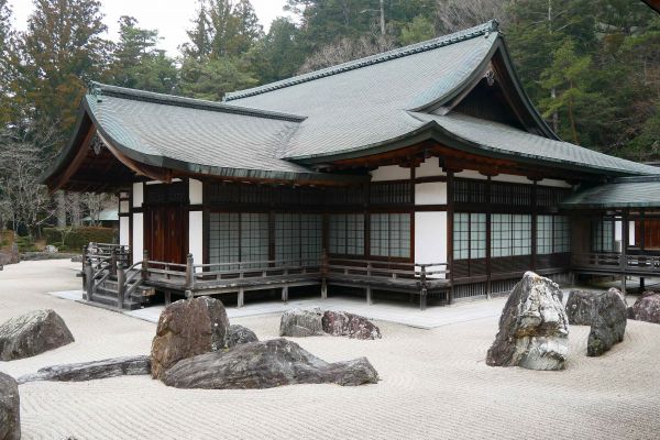 Uvnitř Kongobuji jsou nádherné zenové kamenné zahrady. A především je tu úžasný klid.