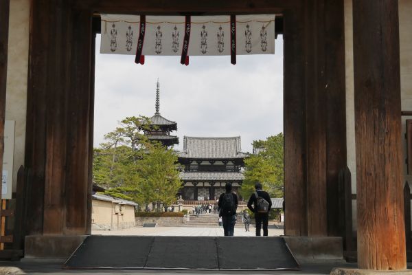 Vstup do jednoho z nejstarších dřevěných chrámových komplexů na světě v Horyuji.