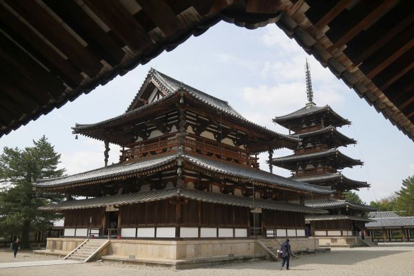 Velmi staré dřevěné budovy komplexu Horyuji.