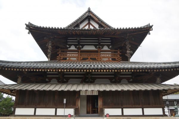 Velmi staré dřevěné budovy komplexu Horyuji.