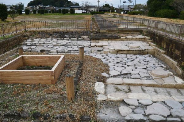 Archeologické naleziště, které je součástí prozkoumávaného císařského palácového komplexu v Naře.