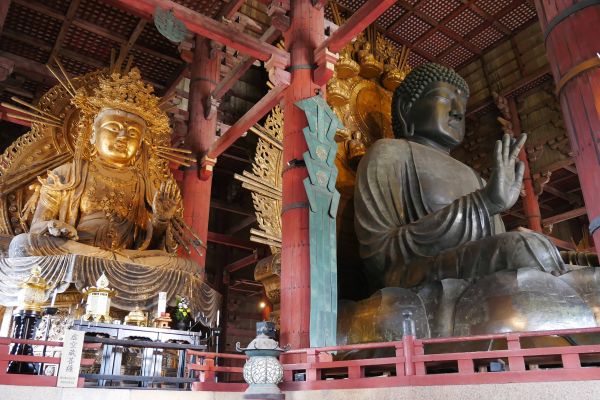 Uvnitř je jeden z největších krytých soch Buddhy na světě.