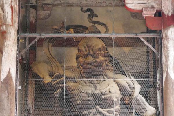 Démon v jedné z mnoha bran v Naře.