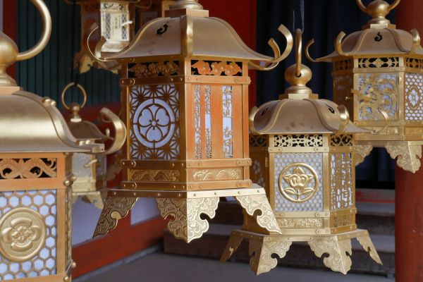 Lampy kolem chodníčků ve svatyni Kasuga Taisha.