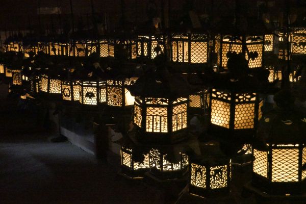 Malá lampová síň ve svatyni Kasuga Taisha.