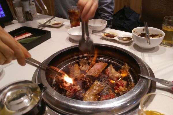 Tabe hodai, all you can eat, co si člověk sám připraví na plynovém grilu na stole.