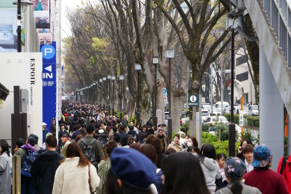 O Hanami je Tokyo ještě plnější než normálně.