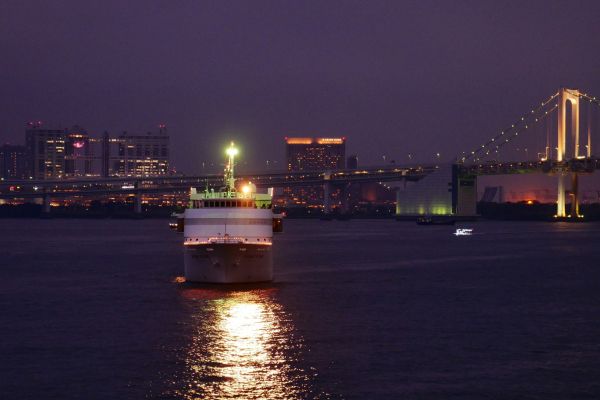 Všechno svítí, na vodě panuje čilý ruch, co chvíli kolem projede loď.