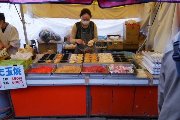 Streetfood v Ueno parku. Lepší než párek v rohlíku?