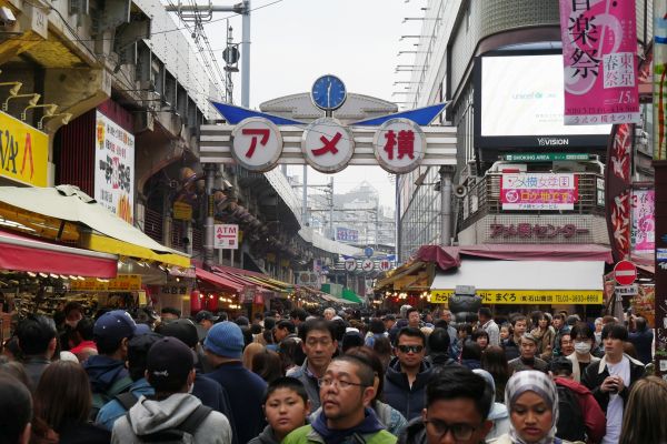 Ameyoko tržiště pod Yamanote dráhou.