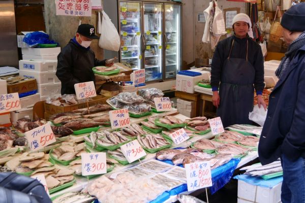 Čerstvé rybí produkty na Ameyoko tržišti.