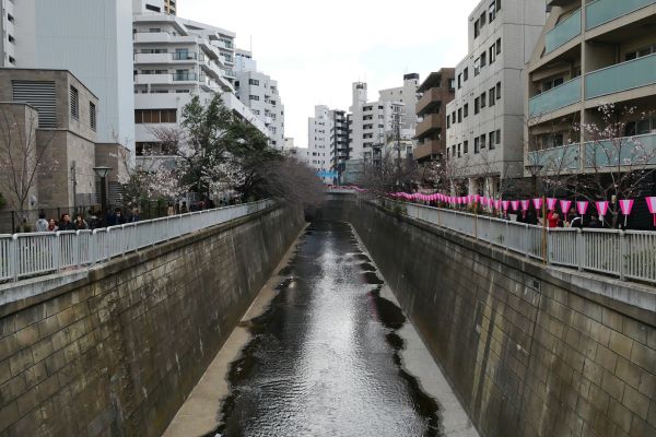 Je to ještě řeka, nebo větší potok? Každopádně všude beton, beton, beton.