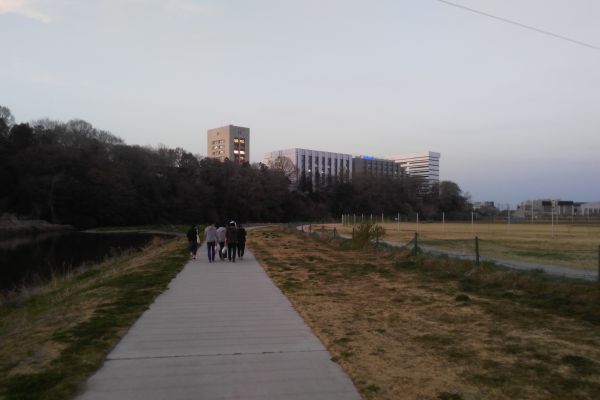 Josai univerzita za řekou.