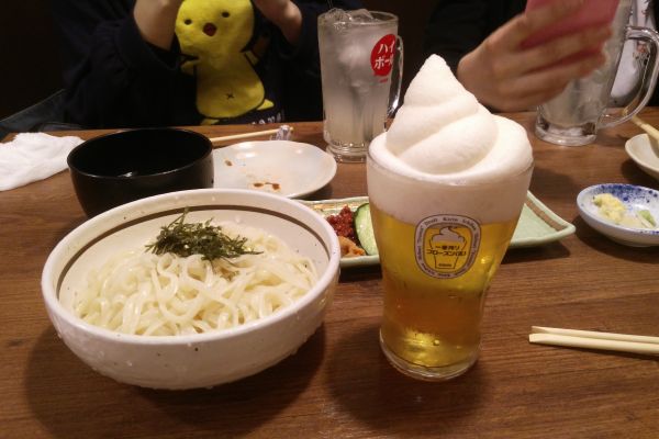 Studené niwa udon nudle a mražené pivo.