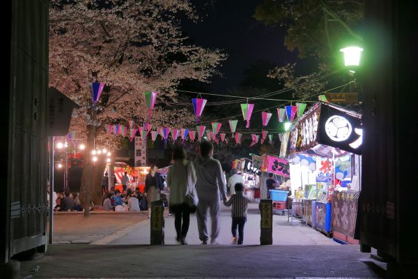Vstup do chrámu Kitain během hanami oslav - vítejte!