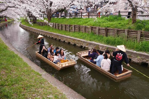 ..a vozí se na tradičních místních lodičkách s operátorem dlouhé bambusové tyče.