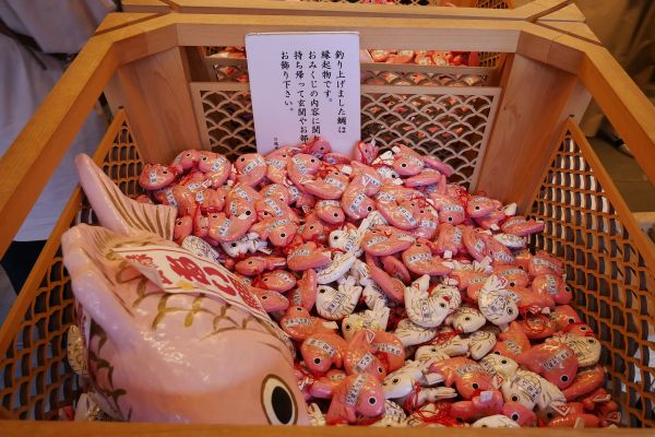 Omikuji předpovědi v Hikawa svatyni v Kawagoe.