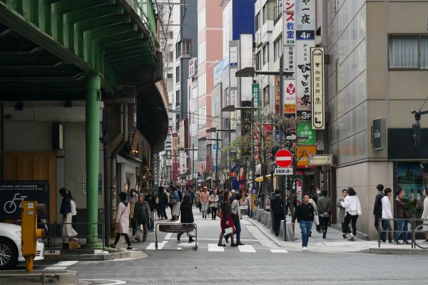 Nadzemní dráha hromadné dopravy v centru Tokya.