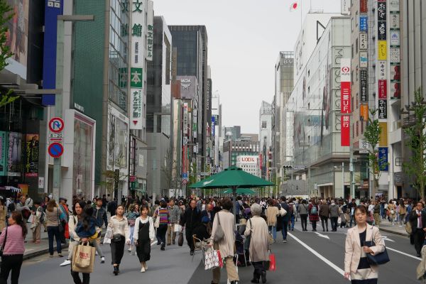 Občas zde zavírají celé několikaproudové ulice, aby se všichni nakupující do čtvrti vešli.