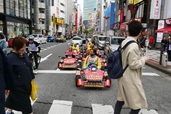 Městem se prohání ilegální závody Nintendo Mario cart.