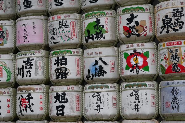 Zeď ze soudků na saké v komplexu Meiji v Harajuku.