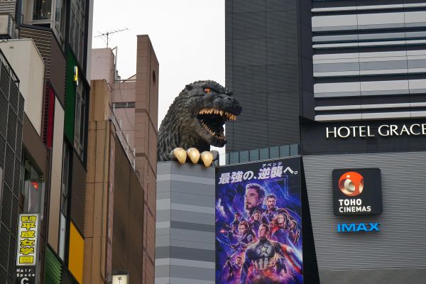 Z okolních budov u multiplexu na nás koukala Godzilla.