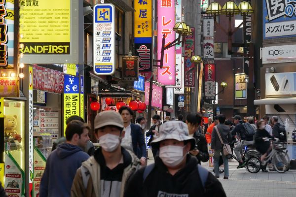 Shinjuku je plné pochybných podniků, barů a restaurací s neony a barvami.