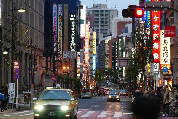 Shinjuku má speciální, bizarní atmosféru. 