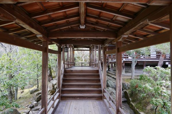 Chrámový komplex Ninnaji. Mezi budovami lze přejít suchou nohou.