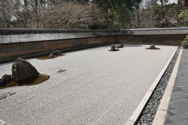 Zenová kamenná zahrada v Ryoanji.