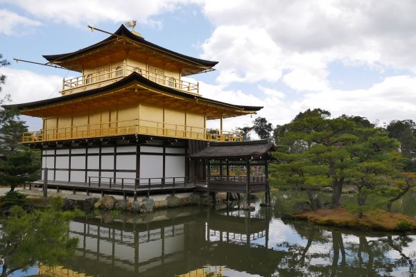 Zlatý pavilon Kinkakuji s malebným okolím.