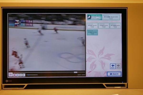 V muzeu si člověk může prohlédnout všechny záznamy všech zápasů nejen hokejového turnaje století.