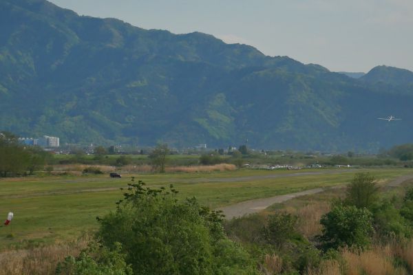 Zrovna létají navijáky a někteří se vracejí z termiky.