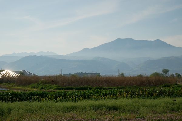 Nagano s lesknoucí se M-Wave halou, v dáli hory nad Naganem.