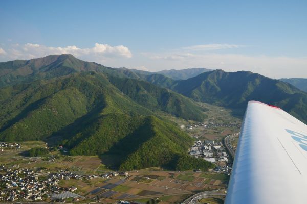 Nagano a okolní masivy hor.