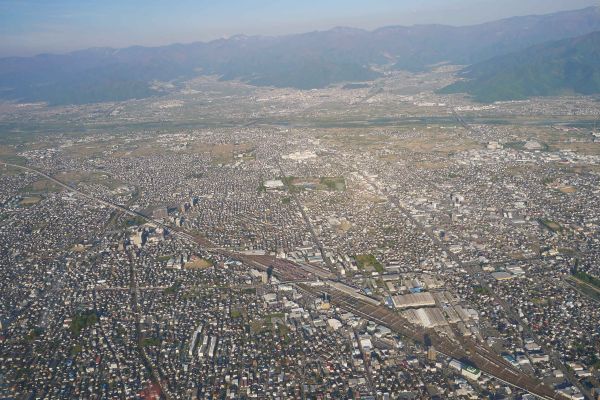 Nagano je sevřeno mezi dvěma liniemi hor, mezi kterými se rozkládá rovina s řekou.