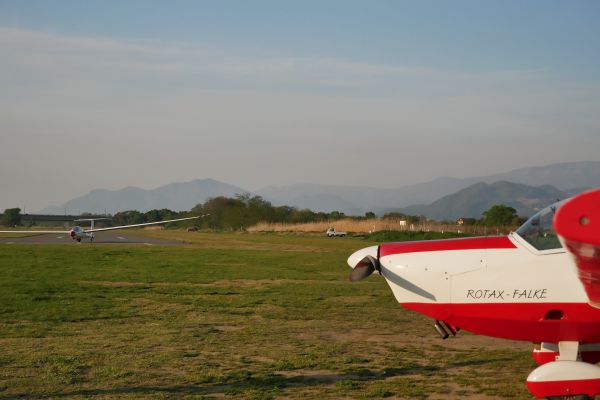 Rotax-Falke a vracející se přeletáři.