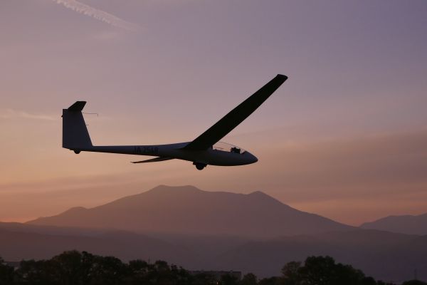 Plachtaři na letišti v Naganu a impozantní okolní Alpy.