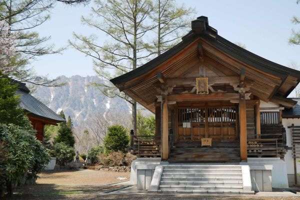 V horách nad Naganem je několik svatyň.