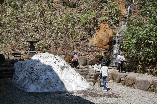 U prostřední svatyně Togakushi byl ještě květnový sníh.
