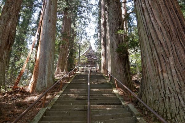 Schody k jedné svatyni Togakushi.