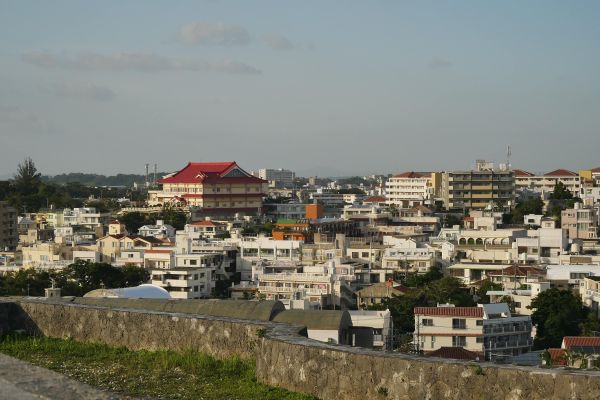 Výhled z hradeb hradu Šuri.