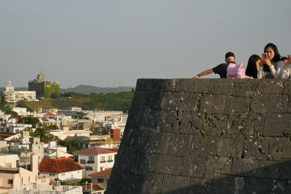 Výhled z hradeb hradu Šuri.