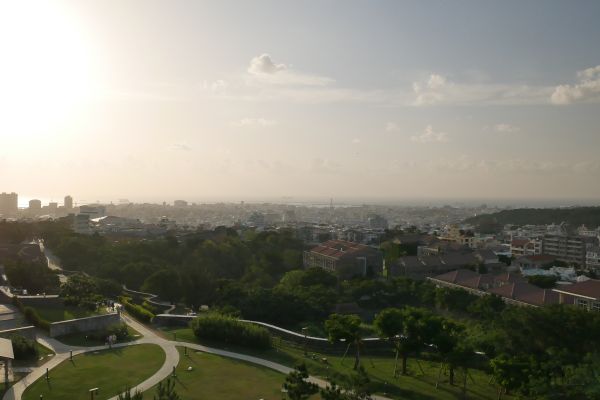 Výhled z hradeb hradu Šuri.