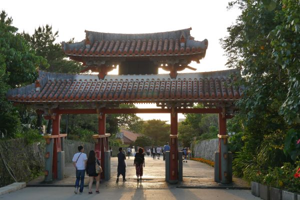 Brána u hradu Šuri.