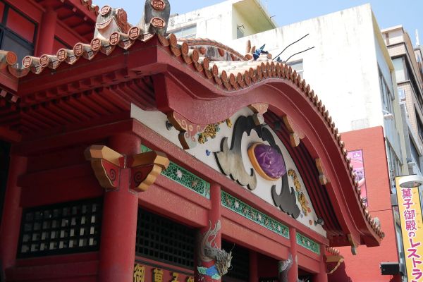 Jeden z chrámů v Naze. To fialové cosi na štítu je vypodobněná dobrota Beni Imo, okinawský tradiční dortík ze sladkých fialových brambor.