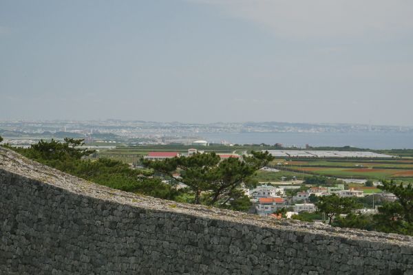 Ze zříceniny Zakimi je pěkný výhled na ostrov a pobřeží.