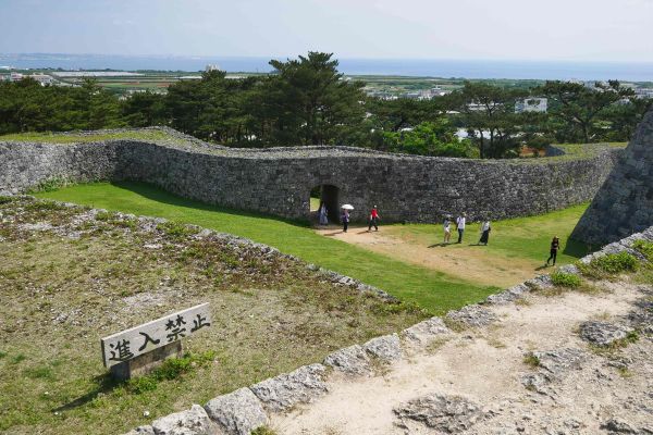 Zřícenina Zakimi je volně přístupná.