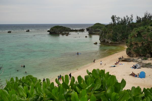 Na členitém pobřeží u mysu Maeda probíhá mnoho kurzů potápění.