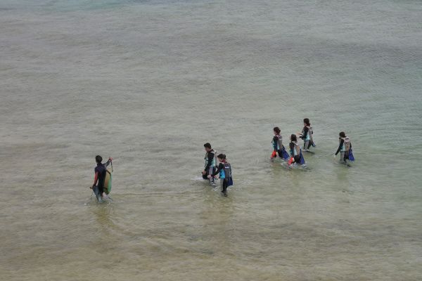 Na členitém pobřeží u mysu Maeda probíhá mnoho kurzů potápění.